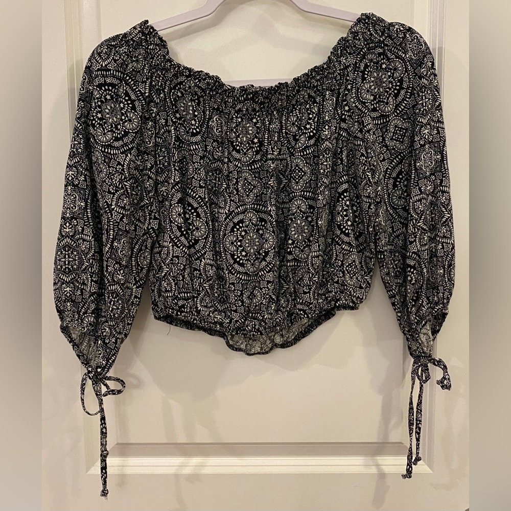 Live To Be Spoiled Cropped Blouse Sz M Black/White 3/4 Sleeves Off Shoulder - Picture 5 of 8